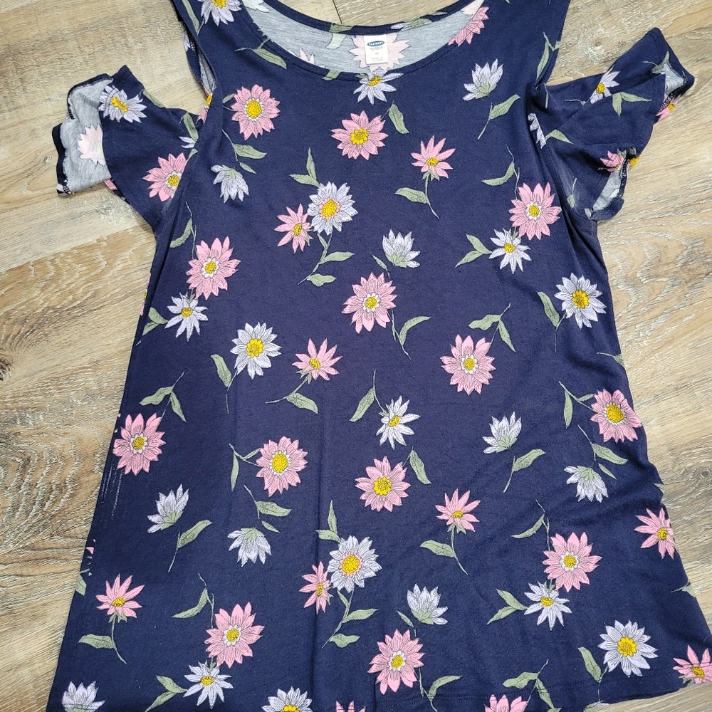 Cold shoulder shirt from Old Navy 🌼  navy, pink, yellow